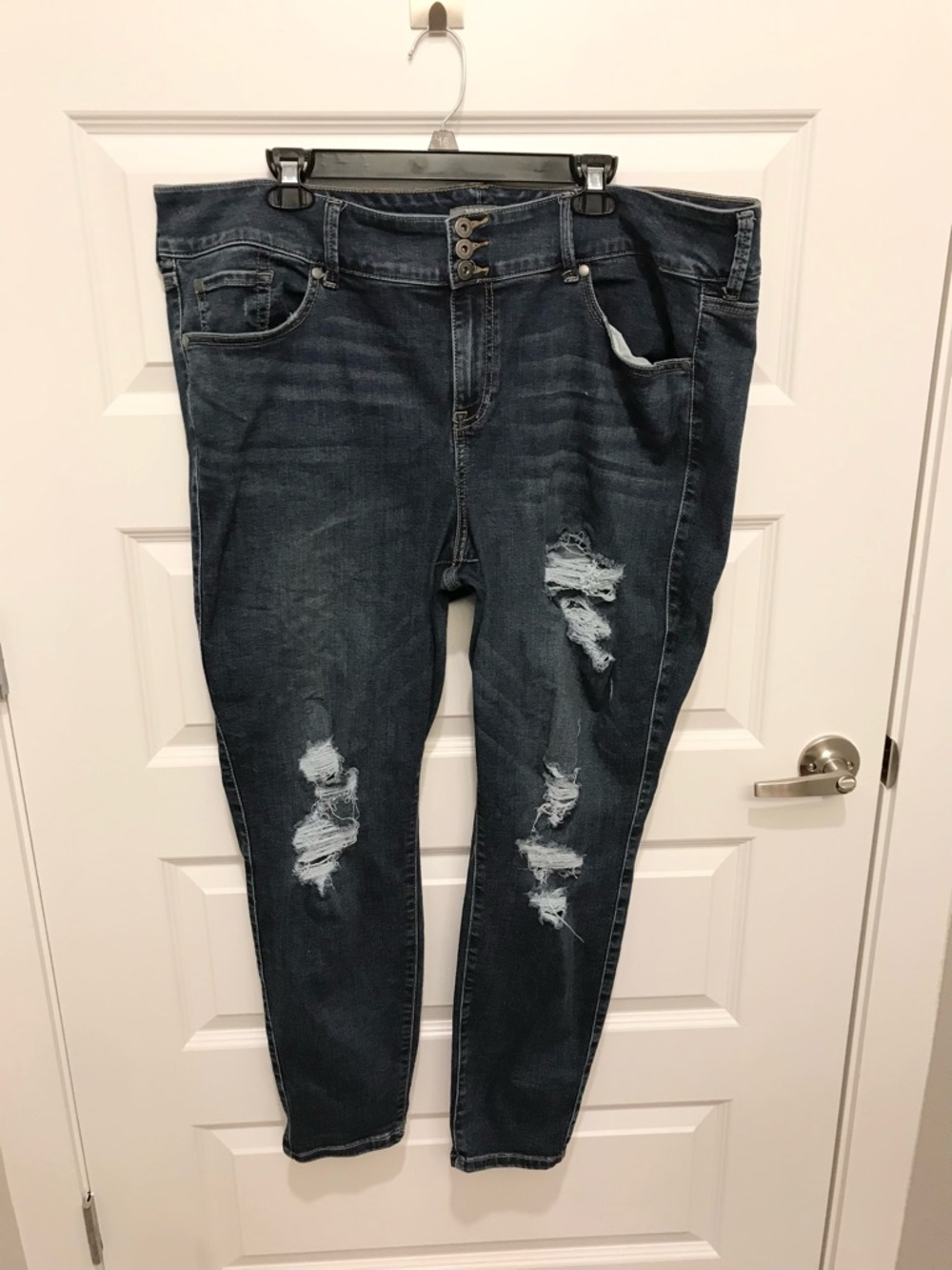 *Torrid* Skinny Jeans *DISTRESSED* Women's 22 Reg •Stretch•Dark Denim…cute!